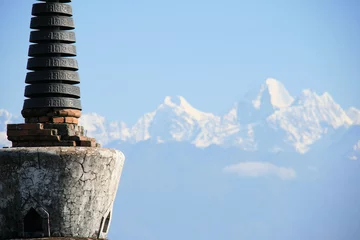 Crédence de cuisine en verre imprimé K2 Nepal, Sonnenaufgang im Himalaya. Schnee bedeckt Bergspitzen, wie Skigebiet. Hintergrund Mount Everest und K2. Vorn historisches Monument Stupa, schwarz, im Sonnenschein, strahlend blauer Himmel