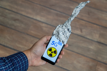5g smartphone with aluminum foil antenna