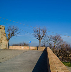 Mura di cinta di un borgo mediovale nelle marche