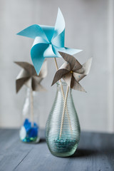 Windrad in Blau auf Holz in Vase aus Glas mit Konfetti - Zukunft, Wind, Freiheit, Nachhaltigkeit -...