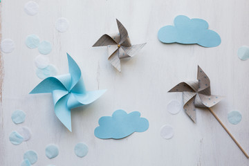 Windrad in Blau auf Holz in Vase aus Glas mit Konfetti - Zukunft, Wind, Freiheit, Nachhaltigkeit -...