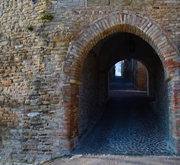 Fototapeta na wymiar Entrata antico borgo medioevale nelle marche