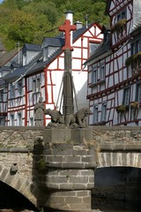 Brücke und Fachwerkhäuser in Monreal / Eifel