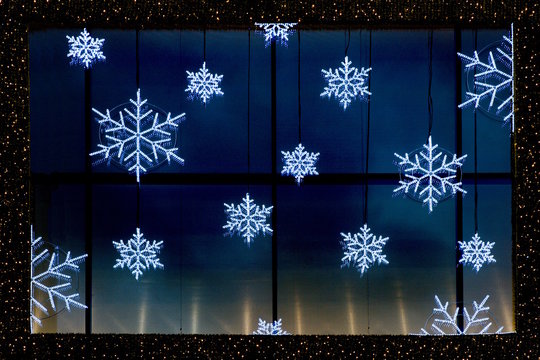 Weihnachtsschaufenster mti Eiskristalen
