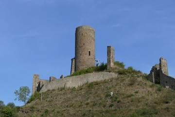 Fototapeta na wymiar Ruinen der Löwenburg in Monreal / Eifel