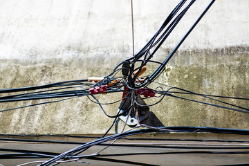 Installing electrical wiring and incorrect placement of a mess is not properly aligned and disorganized