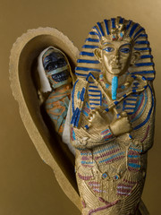 Figure depicting the sarcophagus of Tutankhamun, and his mummy