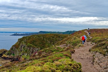 Marcheurs, Cap Fréhel, Chemin des douaniers, GR34, Fréhel, Côtes-d’Armor, Bretagne, France