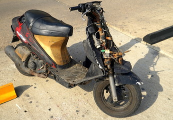 Maroder Motorroller in einer Straße von Beirut