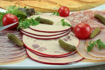 tranches de saucissons dans une assiette