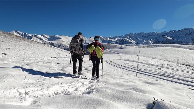 Couple marchant sur la neige &agrave; Hautacam Pyr&eacute;n&eacute;es
