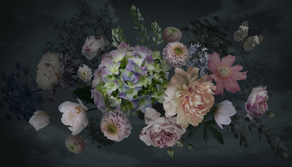 Bouquet Pfingstrosen, Gartenblumen, dekorative Kräuter auf schwarzem Hintergrund. Aroma von Nachtblumen. © marinavorona
