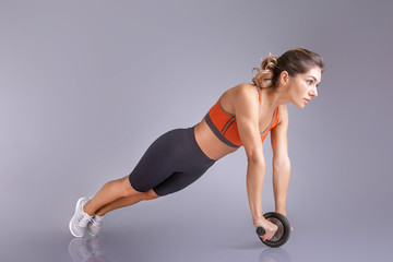 Obraz premium woman athlete doing exercises using sports equipment