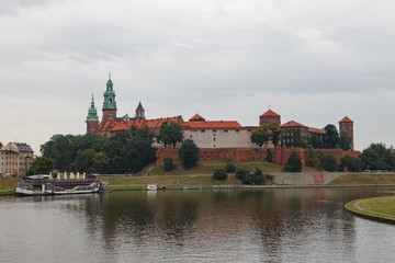 Obraz premium Zamek Królewski na Wawelu nad brzegiem Wisły, Kraków, Polska.