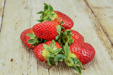 fraises sur une table en bois