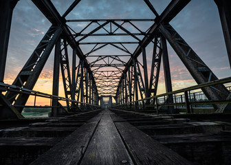 Eisenbahnbrücke im Sonnenuntergangslicht