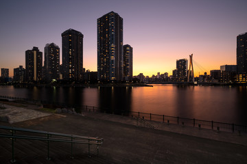 東京　都会生活の一日の終わりに見る夕焼けの景色