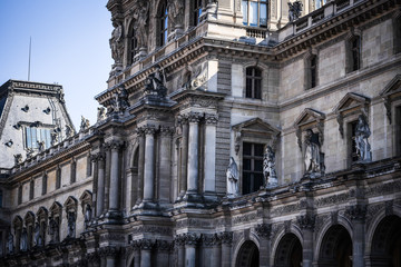Obraz premium parisian culture symbol - louvre museum piramid 
