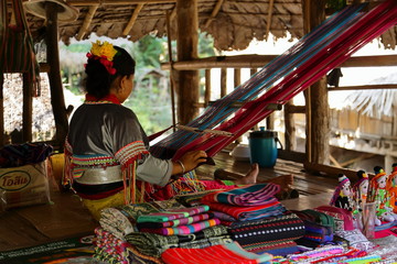 東南アジア、タイ、チェンマイの山岳民族村の機織り