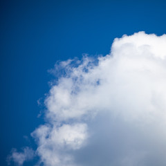 Obraz premium cielo limpido con nuvola binca