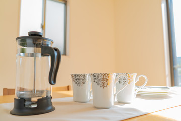 木造住宅の食卓 コーヒーサーバーとカップ