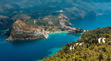 Obraz premium Wonderful summer seascape of Ionian Sea. Wonderful place for holiday. Amazing Greece. Picturesque colorful village Assos in Kefalonia. Turquoise colored bay in Mediterranean sea. Amazing postcard
