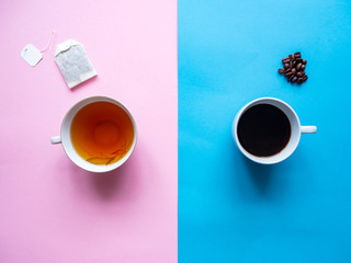 Eine Tasse Tee mit Teebeutel und eine Tasse Kaffe mit Kaffebohnen auf einem rosa und blauen...