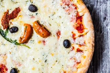 Pizza au fromage et tomates séchées	