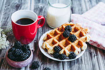 Petit déjeuner sain avec lait gaufre mûres du jardin et fruits confits	