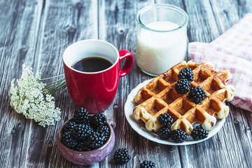 Petit déjeuner sain avec lait café gaufre mûres du jardin et fruits confits	
