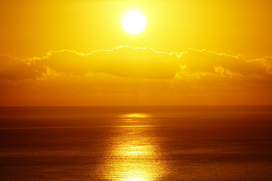 amanecer sobre mar mediterraneo malaga andalucia espa&ntilde;a