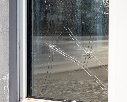 Einschussl&ouml;cher in einer Fensterscheibe