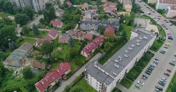 Osiedle na obrzeżach miasta przy parku z lotu ptaka