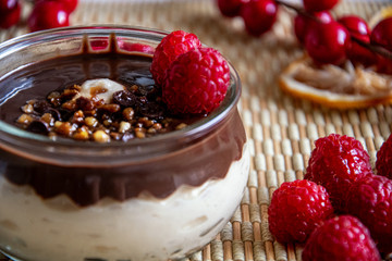  Schokoladen mousse und Himbeer sahne Dessert