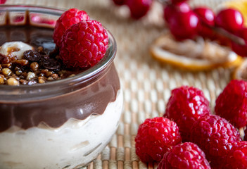  Schokoladen mousse und Himbeer sahne Dessert