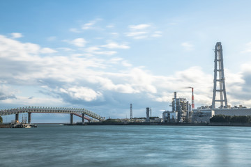 Obraz premium Kompleks Yokkaichi Widok fabryki kopuł Yokkaichi od frontu