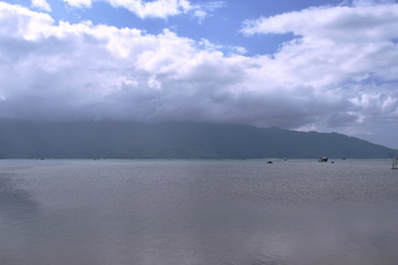 Obraz premium landscape of mountain with sunbeam spreading on sea in Vietnam