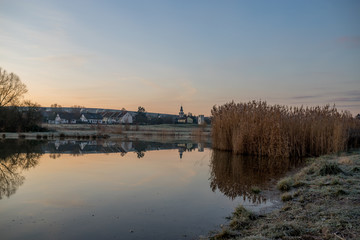 Obraz premium Sonnenaufgang über einem See