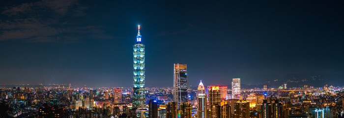 Fototapeta premium scena pejzażowa, wieża Taipei 101 i inne budynki. Tajwan.