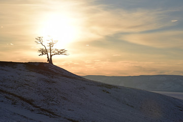 Keep the sun at the end of the sky on the lake baikal.
