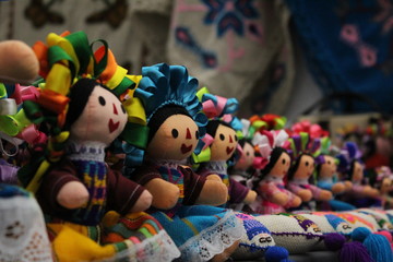 Fototapeta na wymiar artesania muñecas mexico, foto de artesania mexicana