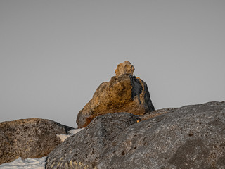 Rocas con amanecer del son y nieve