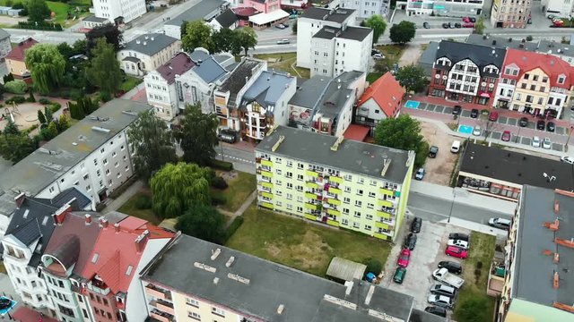 Małe osiedle w centrum miasta z lotu ptaka
