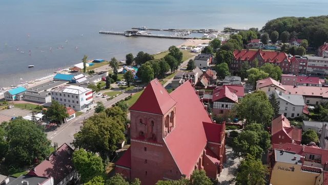 Ptaki przelatujące nad miasteczkiem położonym nad rzeką z lotu ptaka