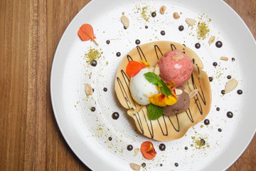 Ice cream served in crispy pancake	