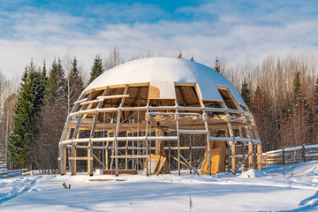 Elements and components of the construction of a hemispherical house