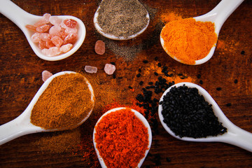 Spices change the taste of food.