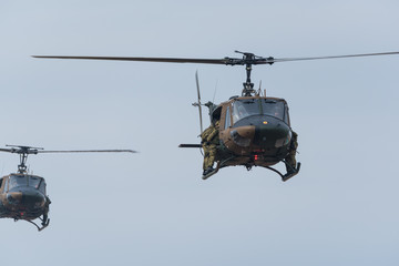 ヘリコプターで空中機動をする自衛官