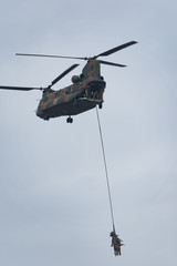 Fototapeta na wymiar ヘリコプターによる特殊離脱を行う自衛隊