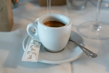 Weiße Espressotasse in gedecktem Tisch, Ambiente